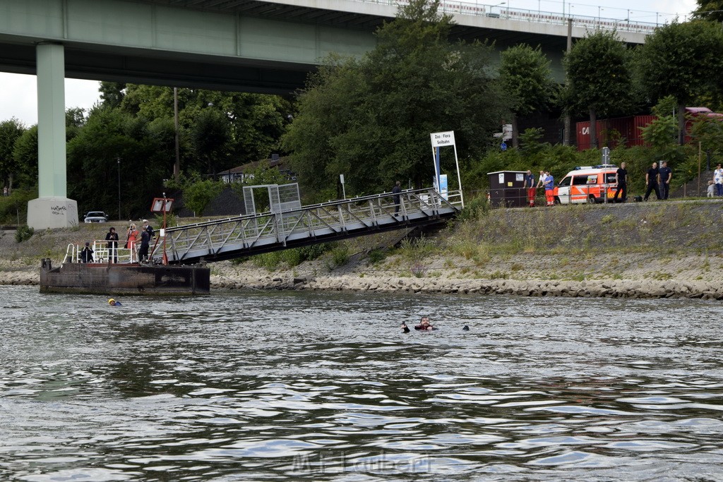 Uebung BF Taucher und Presse Koeln Zoobruecke Rhein P070.JPG - Miklos Laubert